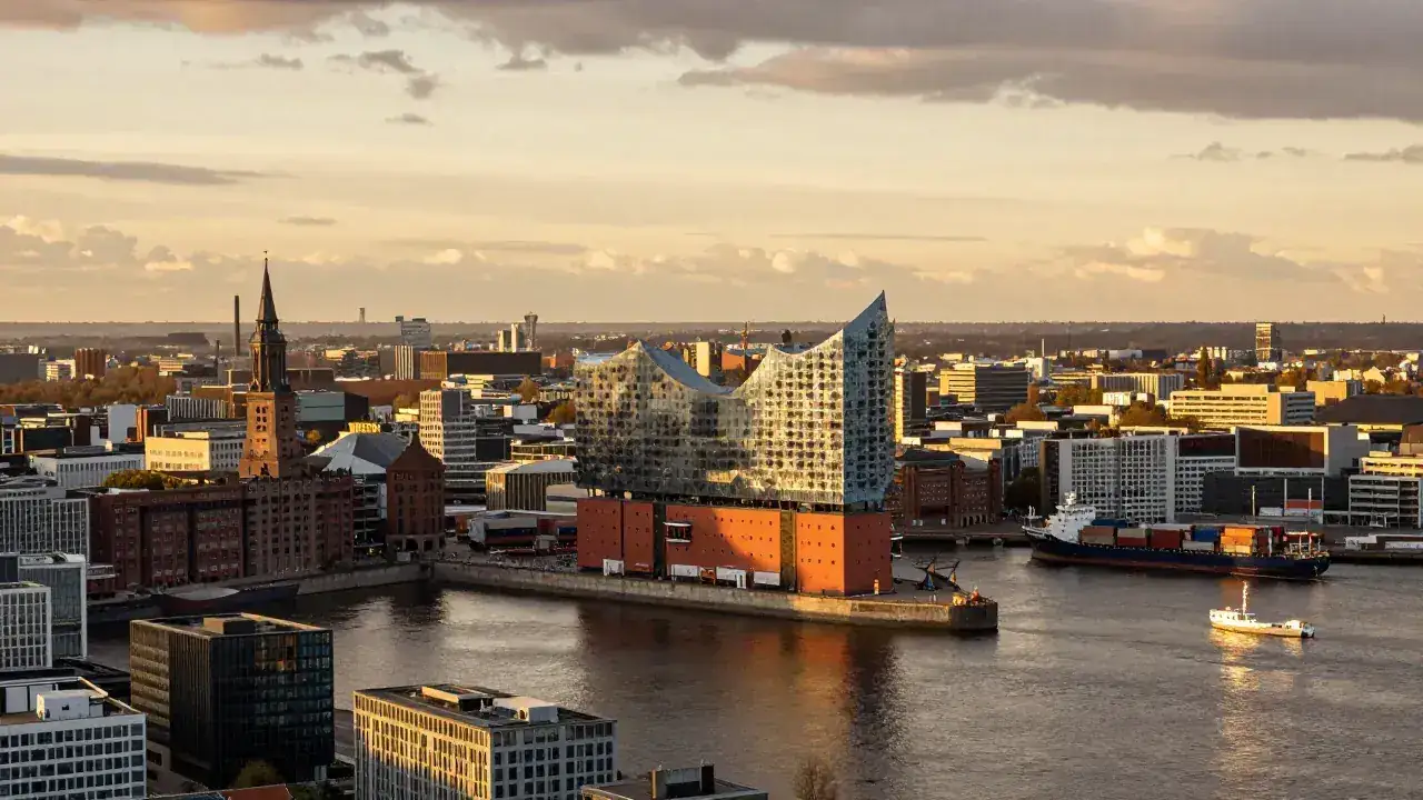 Hamburger Skyline mit Elbphilharmonie und Hafen bei Sonnenuntergang - Standort unserer SEO Agentur Hamburg
